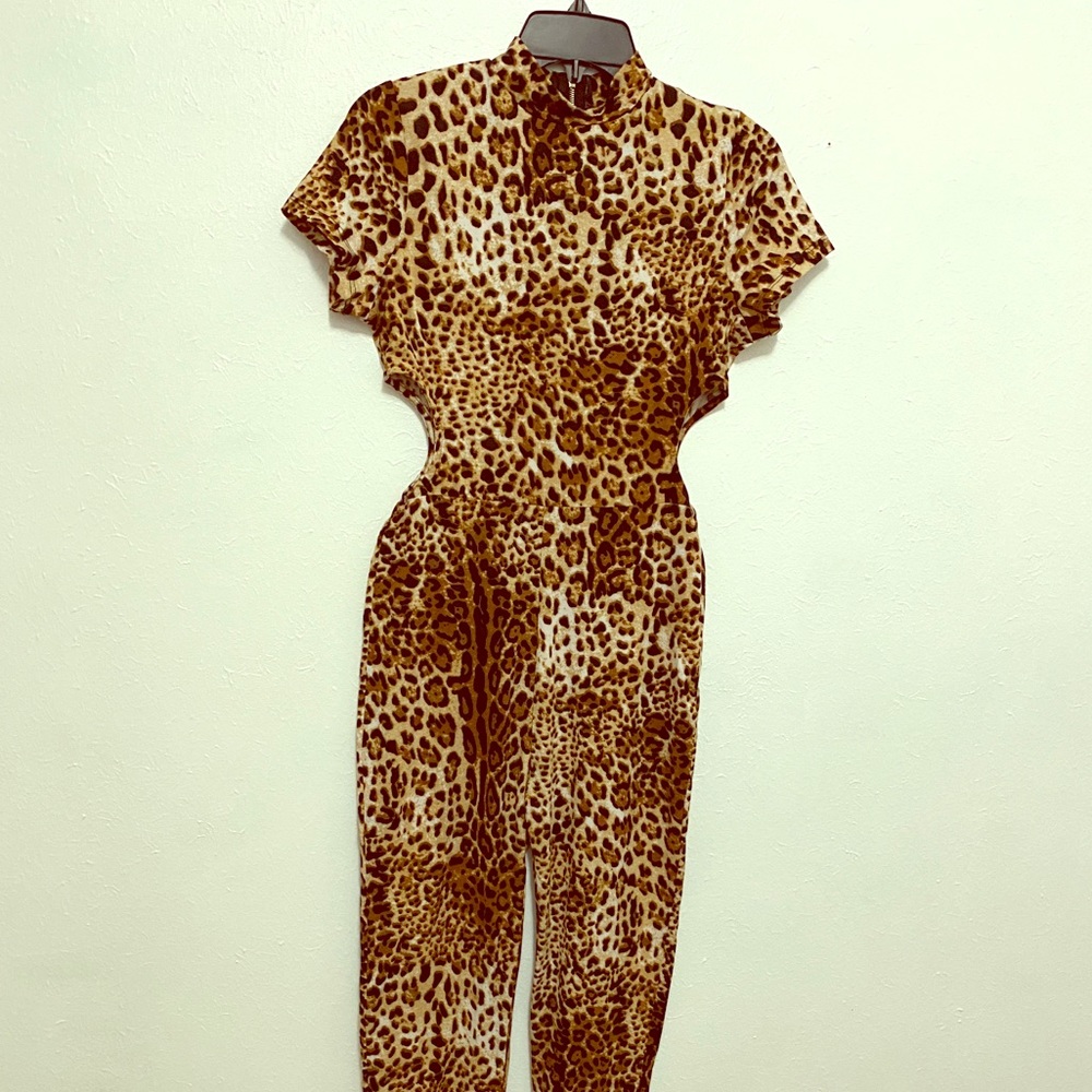 Leopard pant suit with cold waist